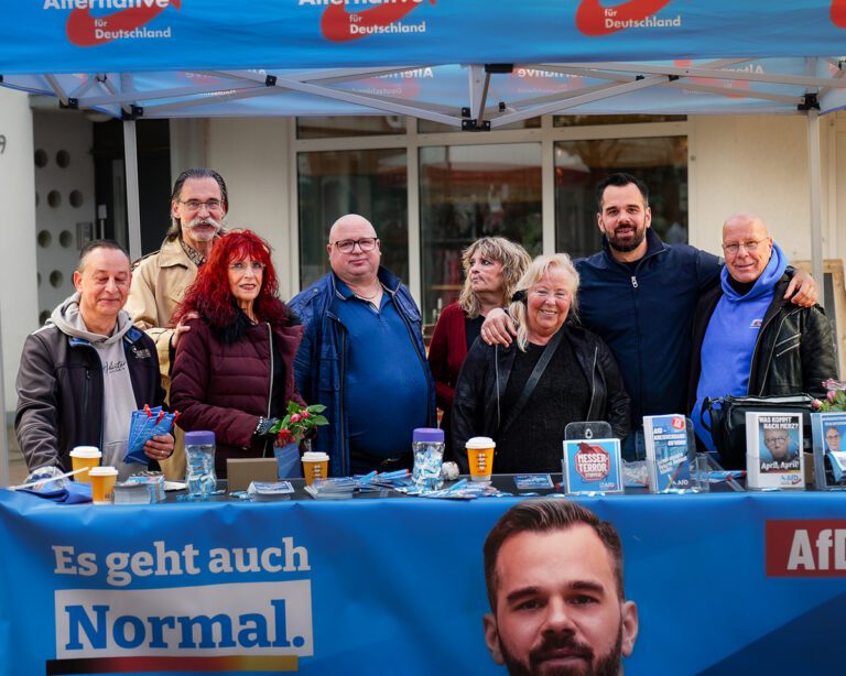 Mitglieder stehen am Infostand in der fußgaengerzone